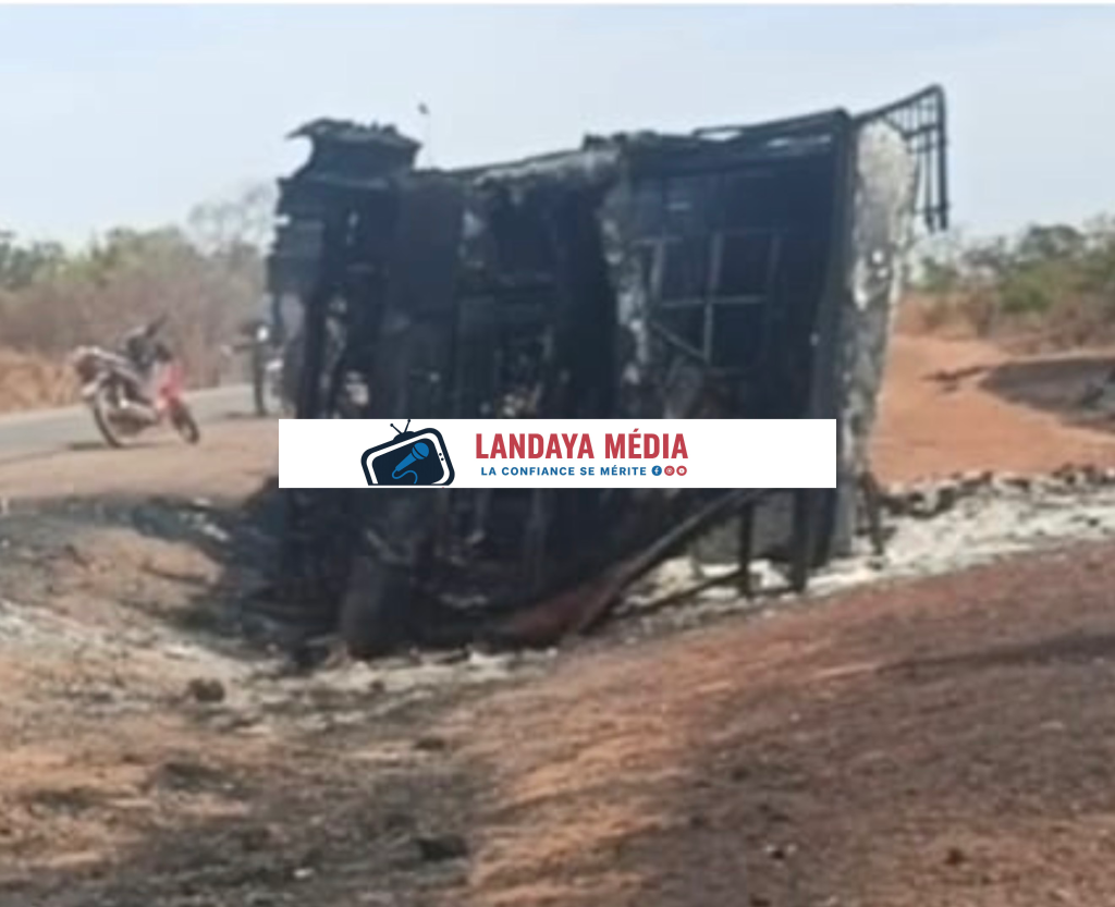 Entre Kourémalé et Farandamany, un feu de brousse transforme un minibus chargé de marchandises en Cendres.